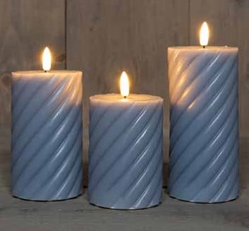 [A-025695] LEDkaars Buitenkaars Lichtblauw Swirl 3D Flame Anna's Collection met timer 7,5 cm 3 stuks