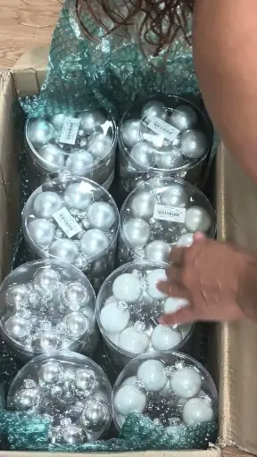 [A-028185] Restantenbox Bomvol Kerstballen Bekijk video voor inhoud